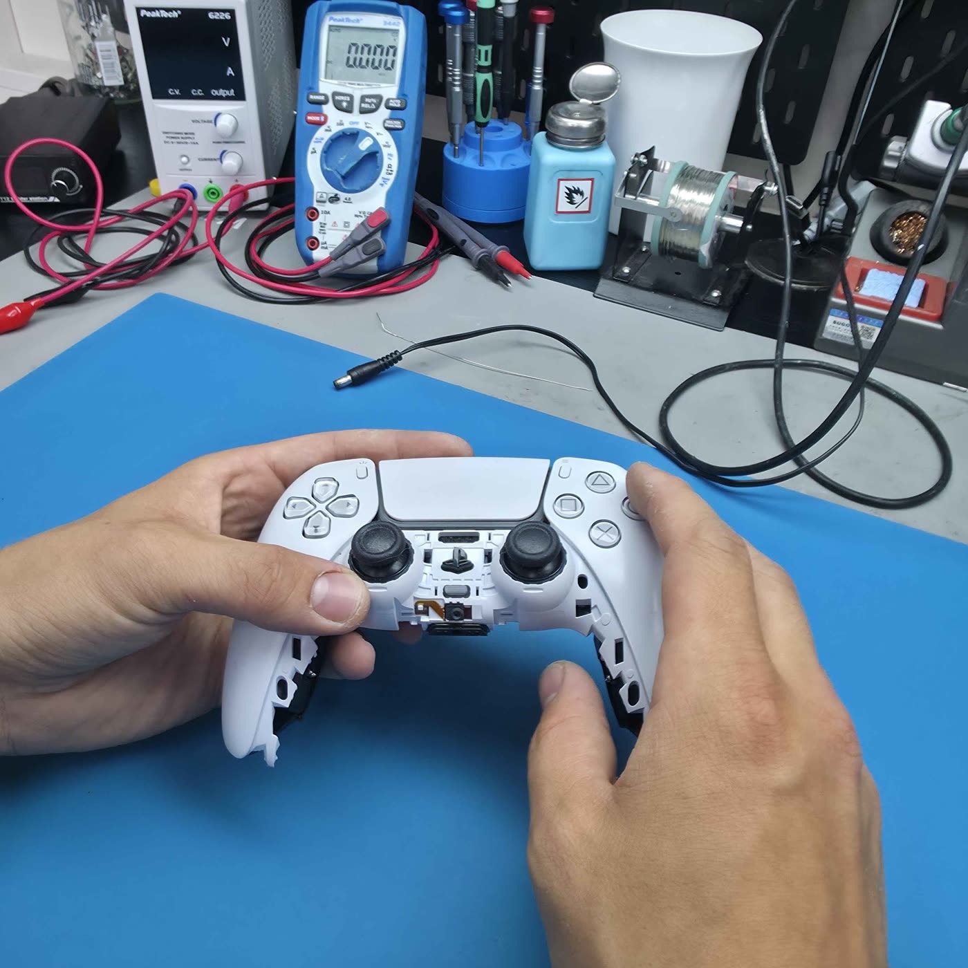 Zerlegter DualSense-Controller in der Instandsetzung