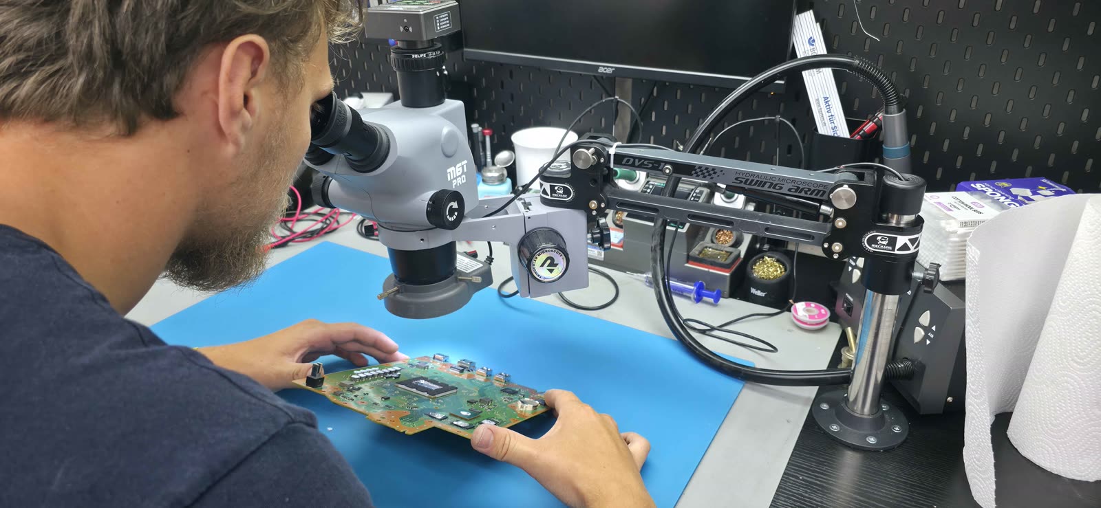 Reparatur unter dem Stereomikroskop