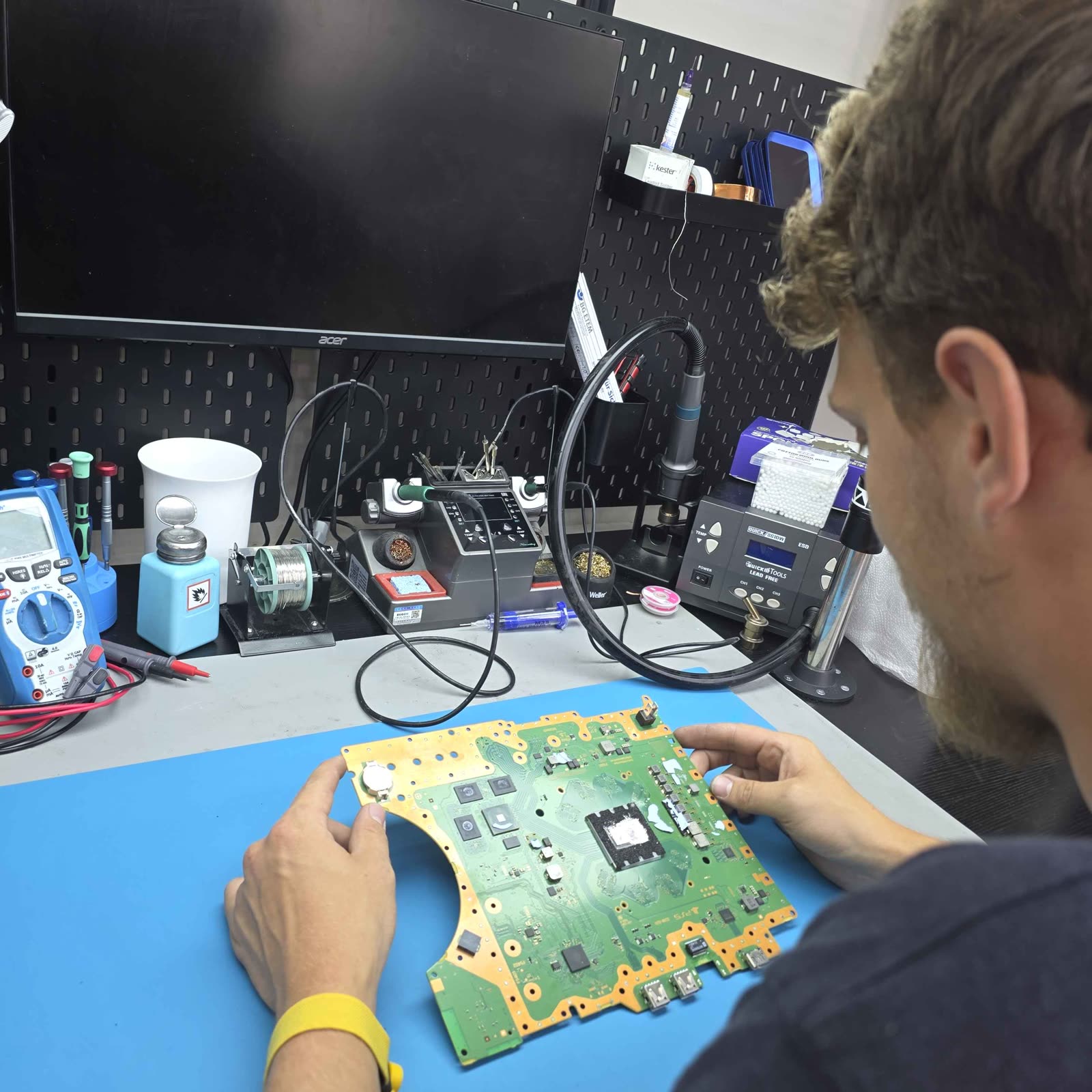 PS4-Mainboard auf der Werkbank