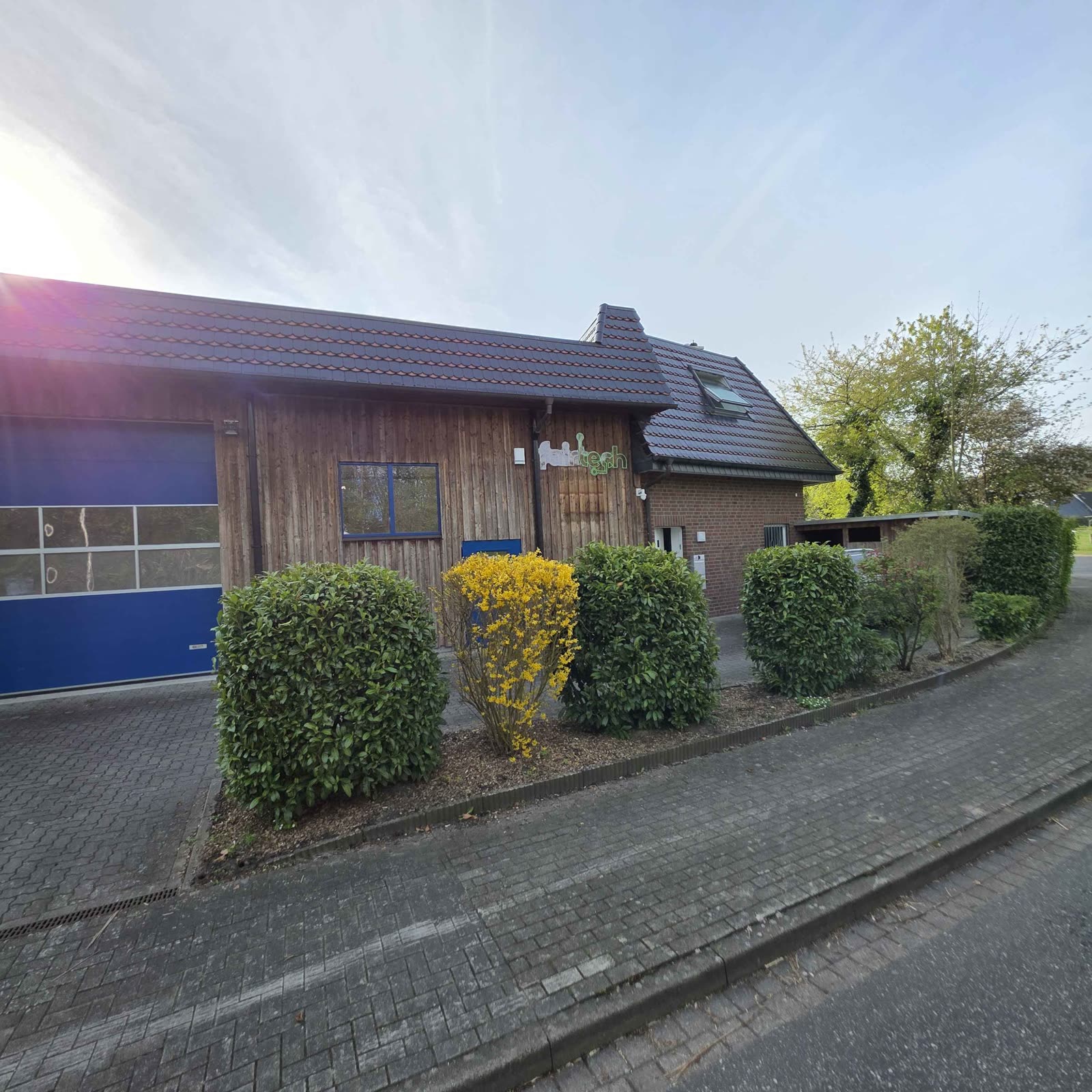 Das FairTech-Werkstattgebäude in Buxtehude mit Schriftzug an der Fassade